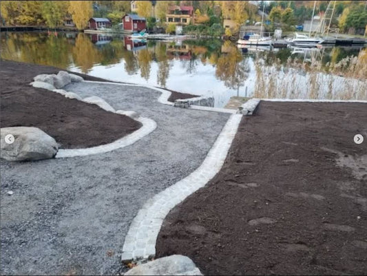 Smågatstensgång & naturstensmur vid vattnet – ett projekt med karaktär